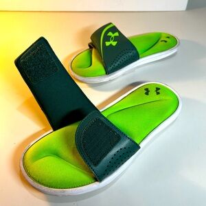 Under Armour Unisex-Child Ignite Vi Slide Sandal. Black and lime green. Size 5Y.